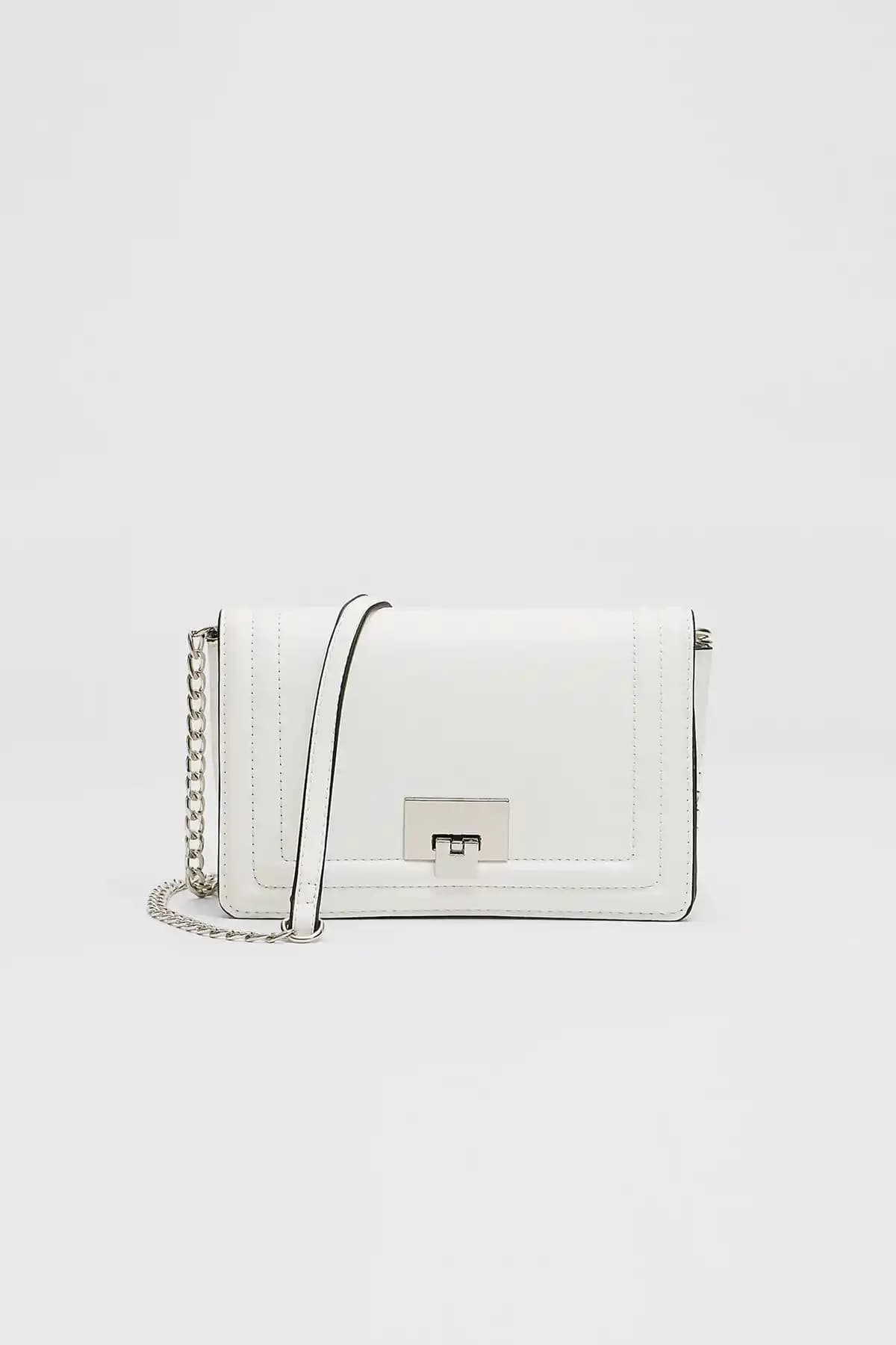 Stradivarius Kapamalı Çapraz Askılı Çanta Şık ve Pratik Tasarım ile Günlük Kullanım İçin Uygun