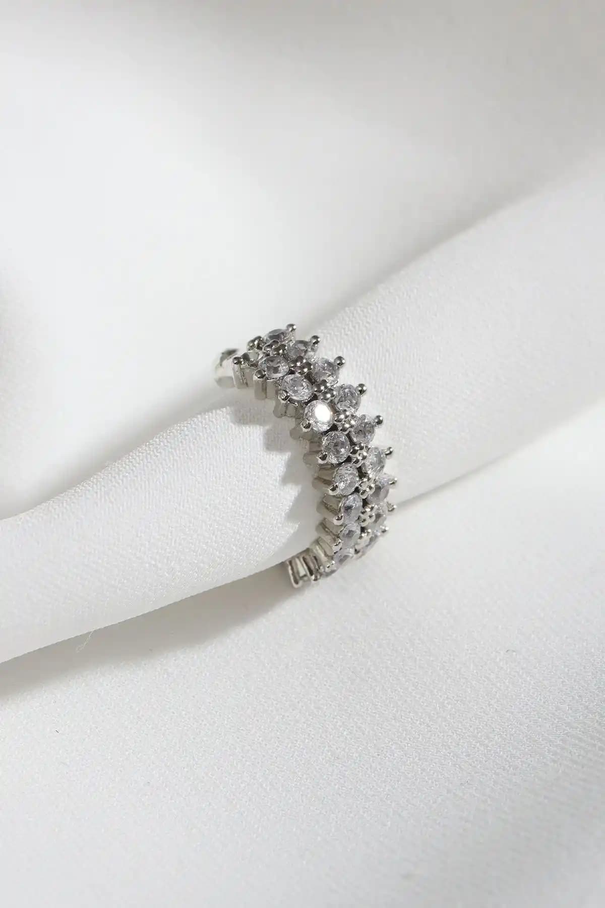 Süspüs Accessories Küpe Karşılaştırması: İki Sıralı ve Zirkon Tekli Modeller