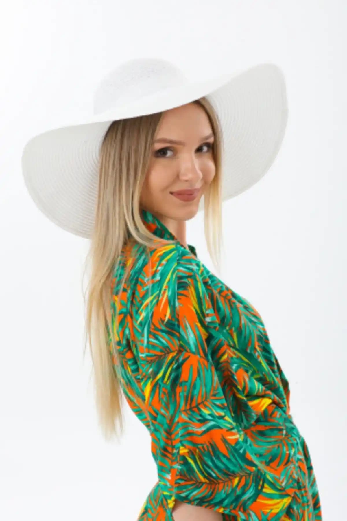 SUVE GOLD Kadın Hasır Plaj Şapkası Beyaz Göz Alıcı ve Güneşten Koruyan Tasarım