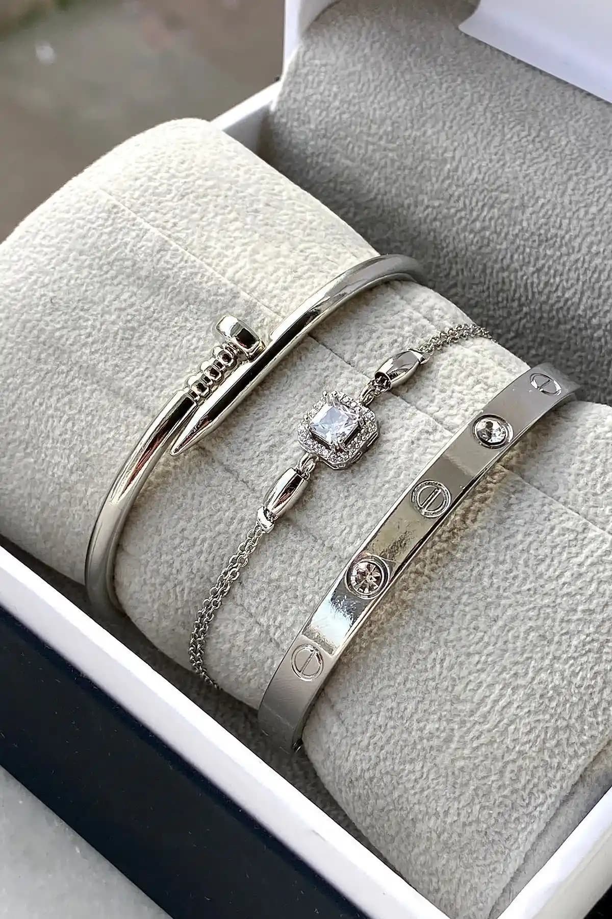 TakipPort 3 Parçalı Gümüş Renk Kadın Bileklik Seti Zarafet ve Dayanıklılık Sunar