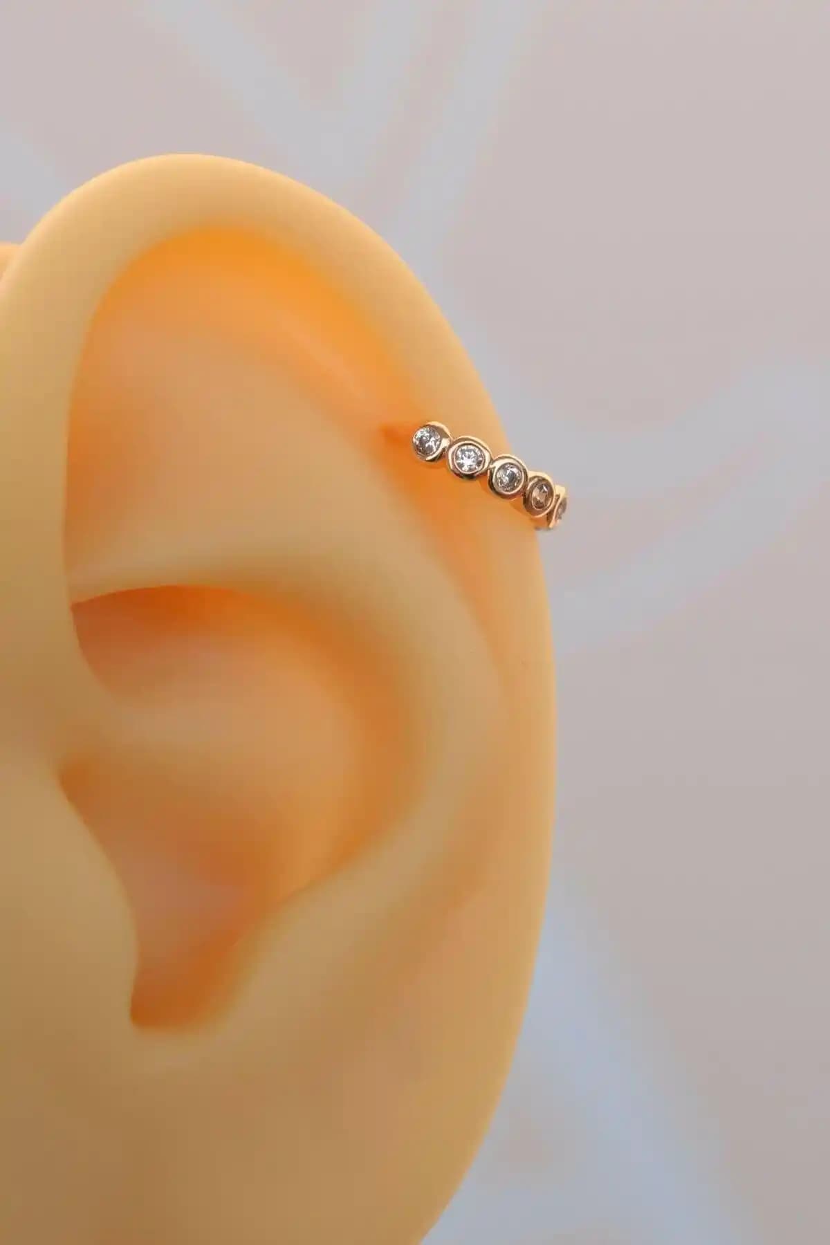 Taşlı Halka Piercing: Estetik, Dayanıklı ve Çok Renkli Modern Takı Seçeneği
