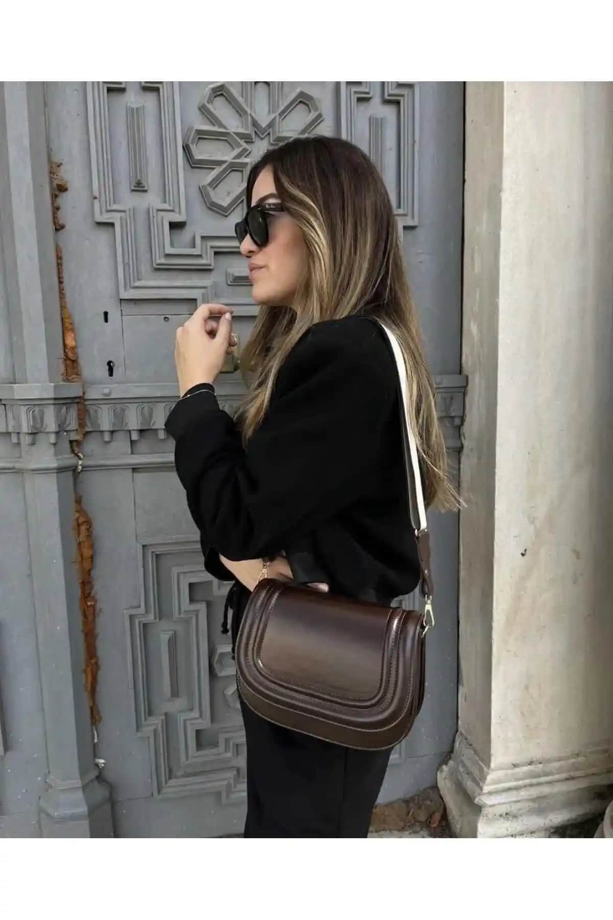 Tina Kanvas Askılı Çanta Siyah ve Rugan Modeli Karşılaştırması