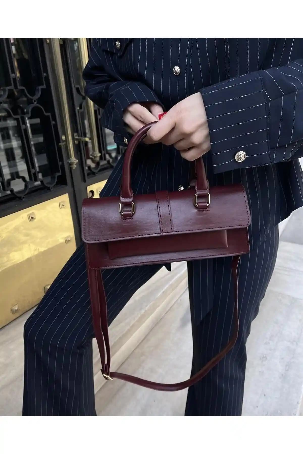 Tina Kapaklı City Çanta Bordo: Günlük Şıklık ve Fonksiyonellik Sunan Tasarım