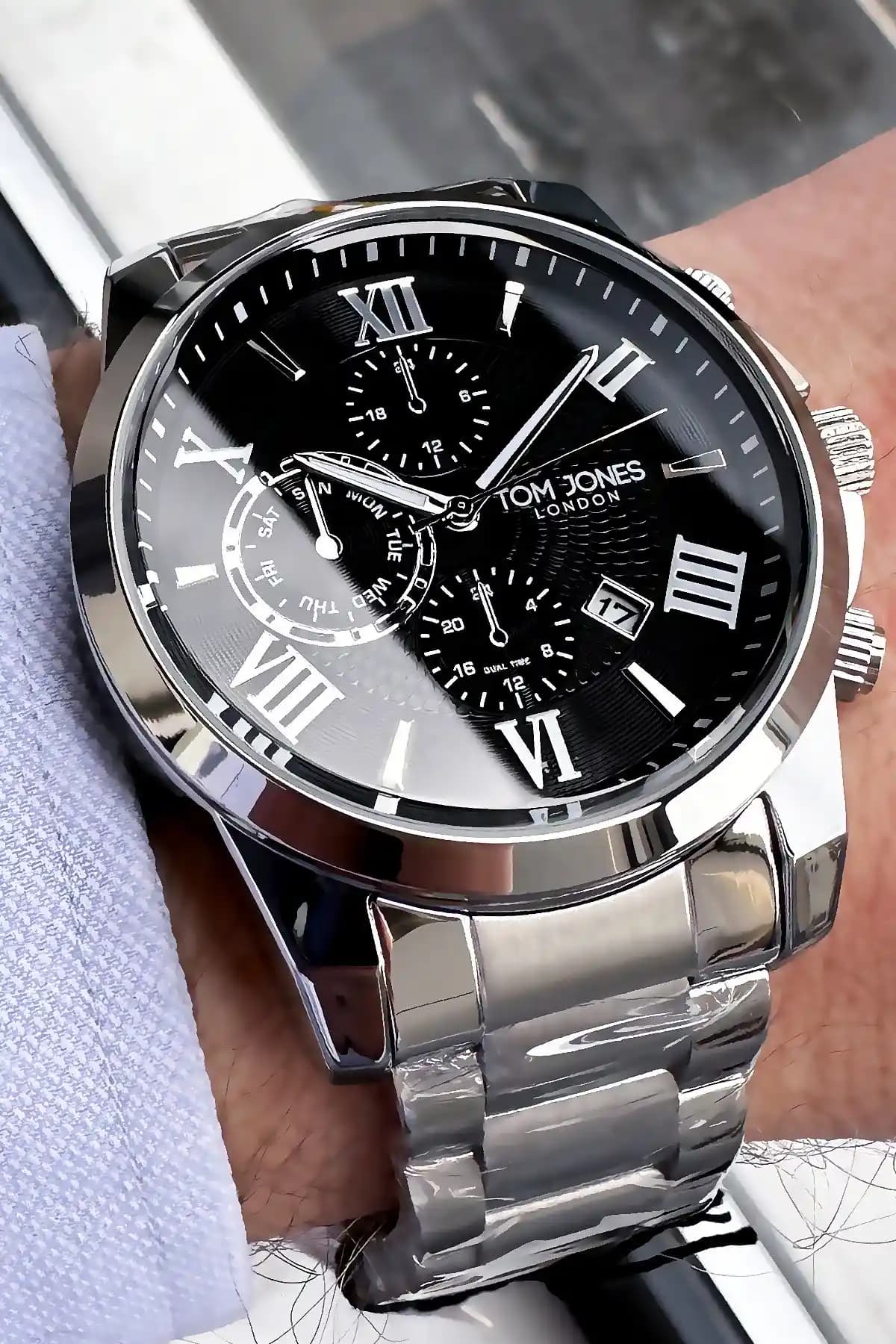 Tom Jones Erkek Kol Saati: Modern Tasarım ve Dayanıklılıkla Günlük Şıklık