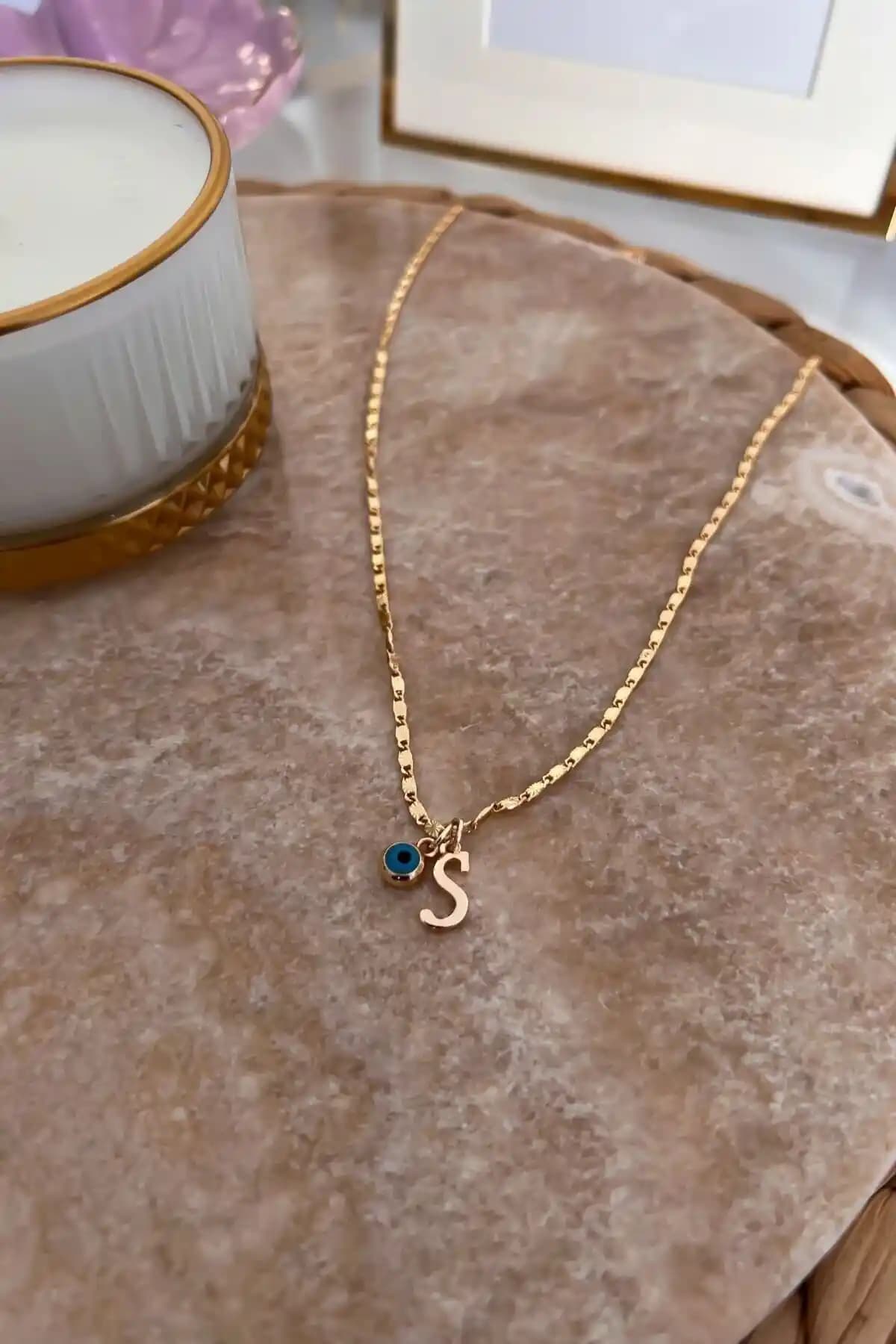 Trendy Butik'in Altın Kaplama ve D Harfli Nazar Sallantılı Kolye Karşılaştırması