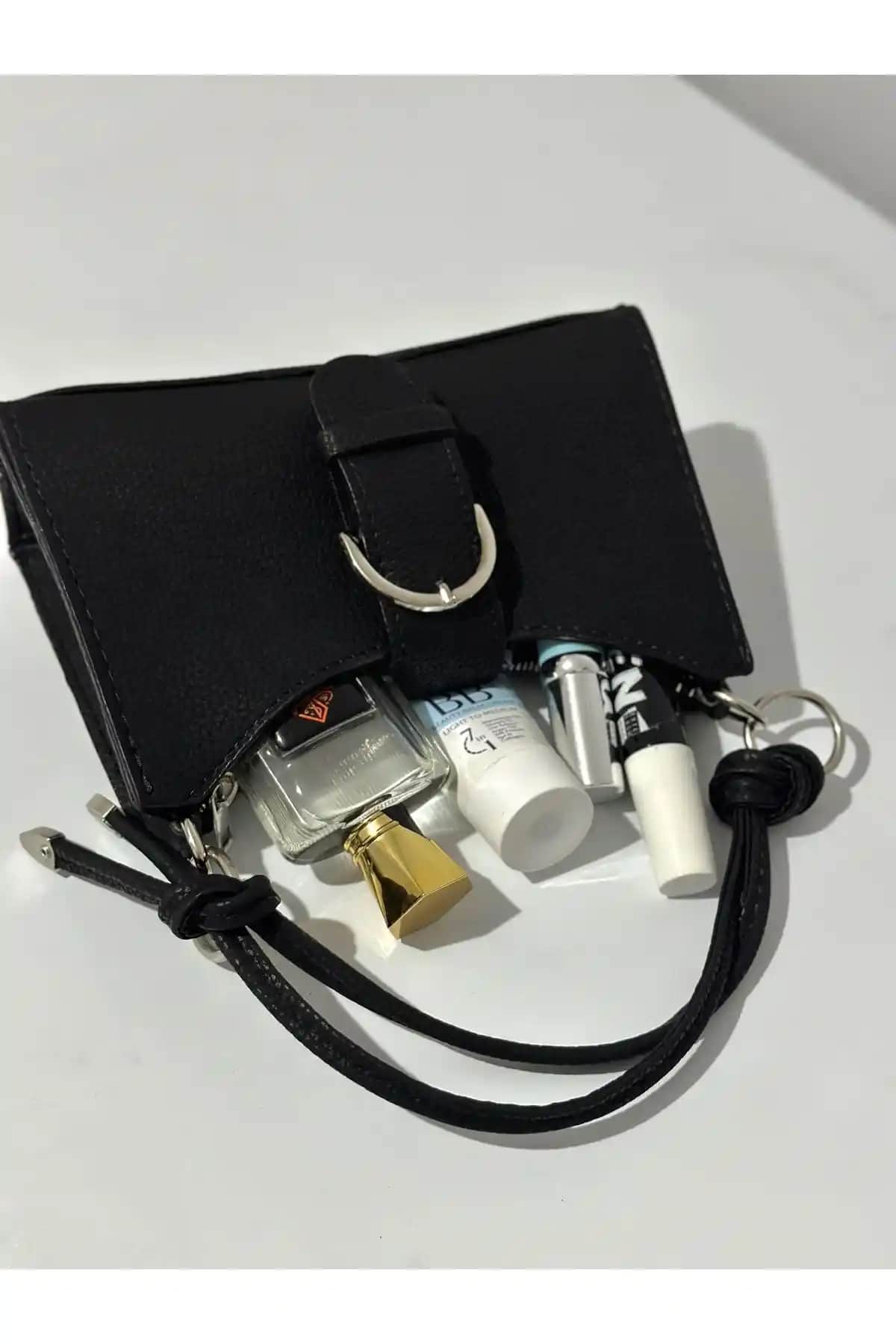 Trendyol Malvineyu Çapraz Askılı Kadın Çantası: Şık ve Dayanıklı Günlük Aksesuar