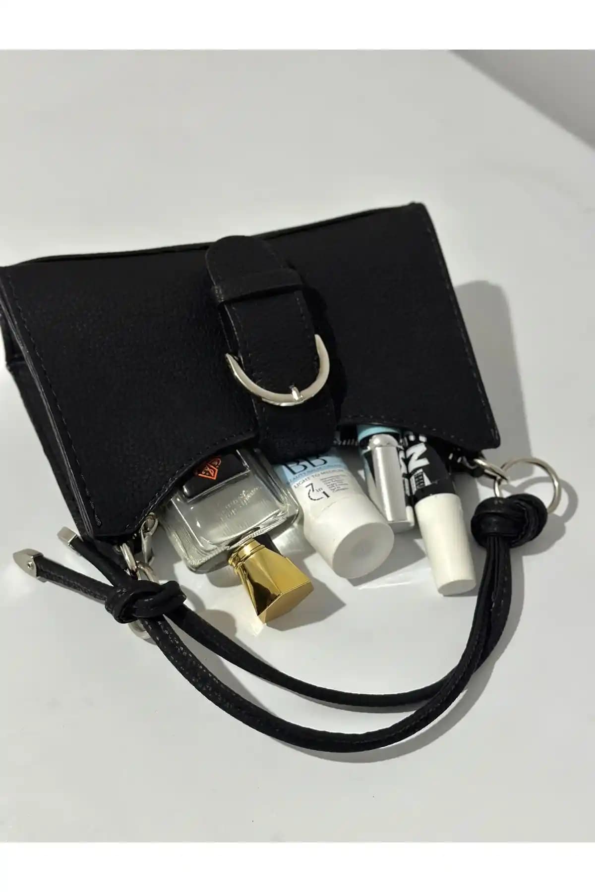 Trendyol Malvineyu Çapraz Askılı Kadın Çantası: Şık ve Dayanıklı Günlük Aksesuar