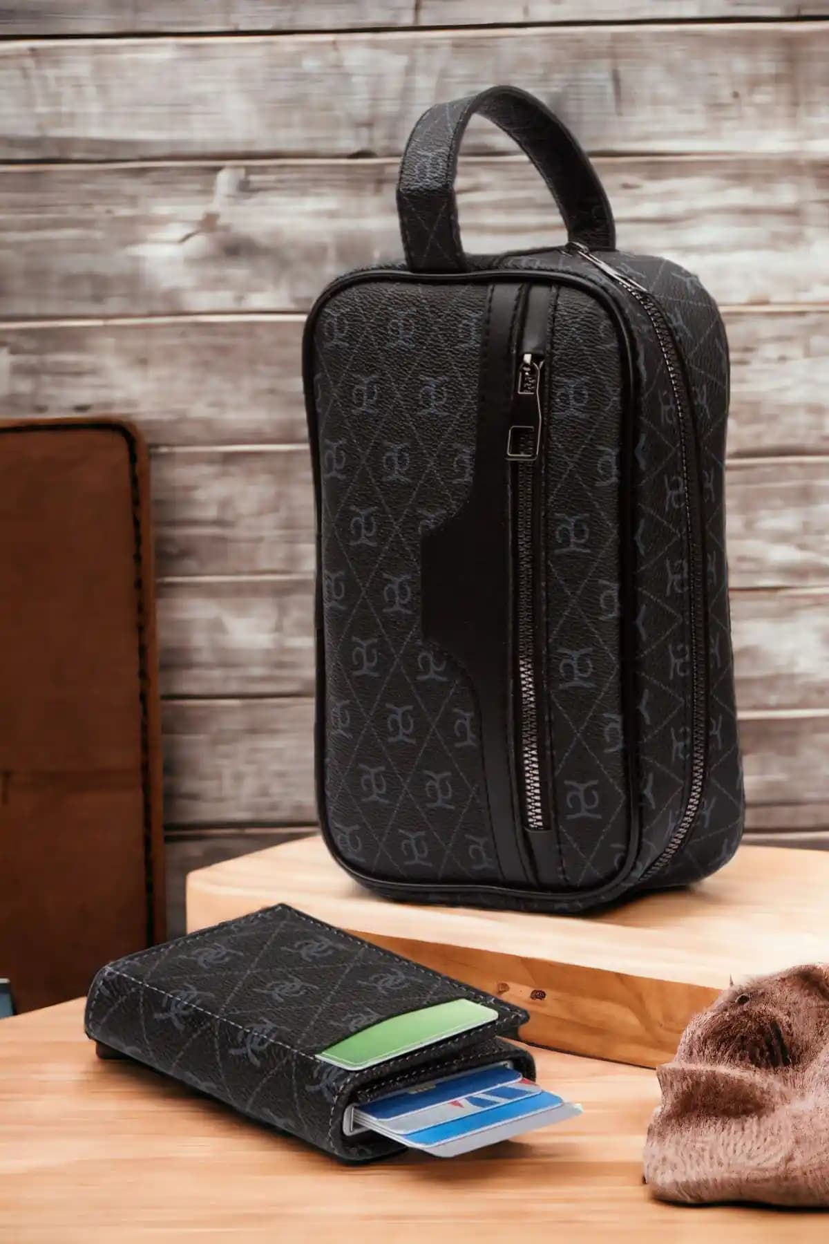 Vegan Deri Kozmetik ve Erkek El Çantası Günlük Şıklık ve Fonksiyonellik Sunar