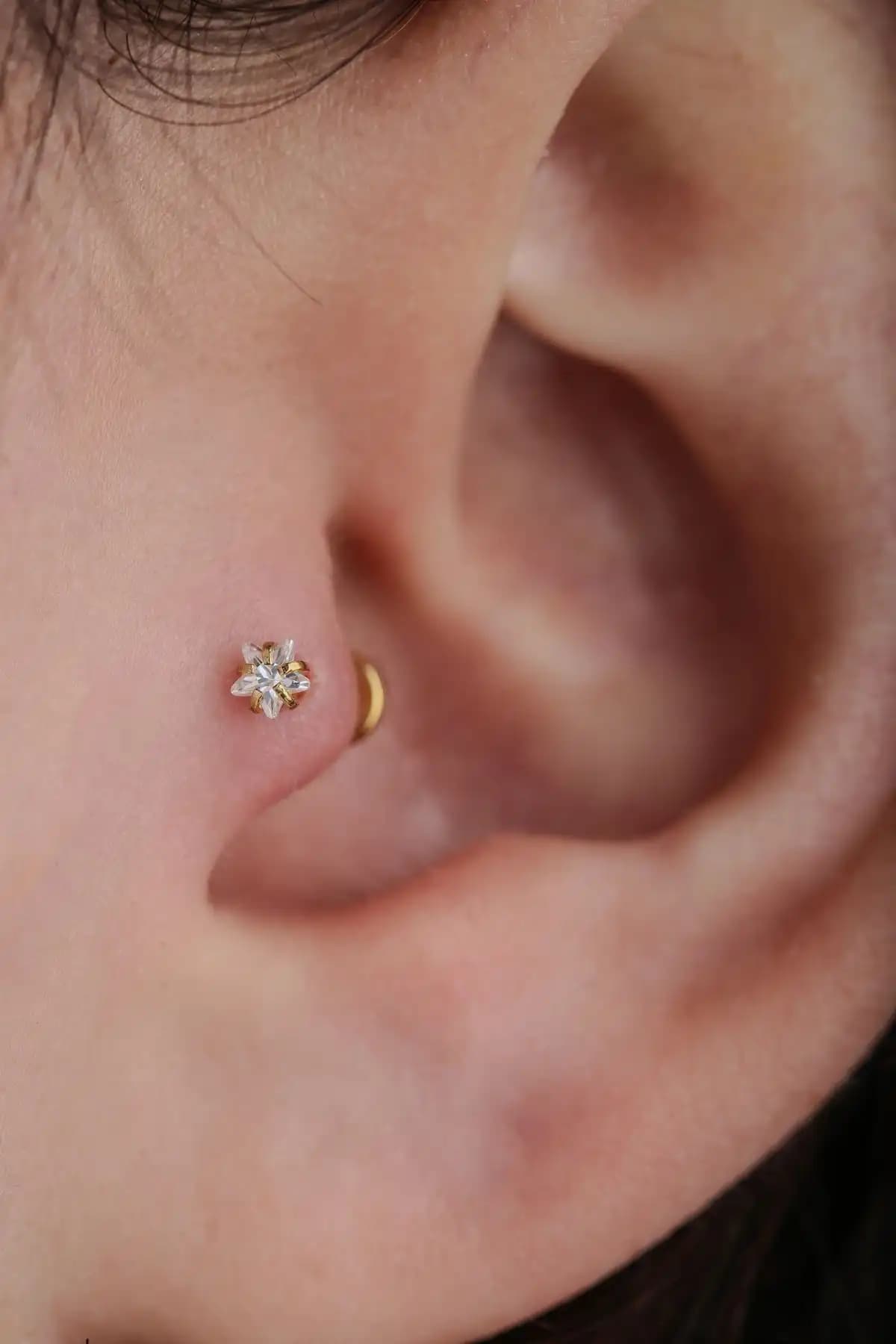 Vilma Aksesuar Cerrahi Çelik Yıldız Taşlı Tragus Piercing 6mm Altın Renk