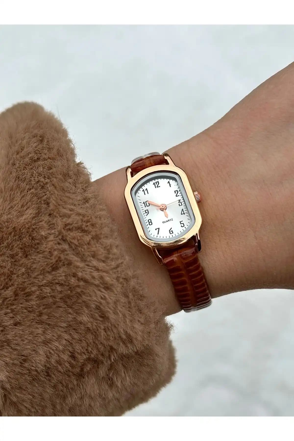 Wesscollection Retro Minimal Deri Kadın Kol Saati Gümüş Renk Şık ve Dayanıklı Tasarım