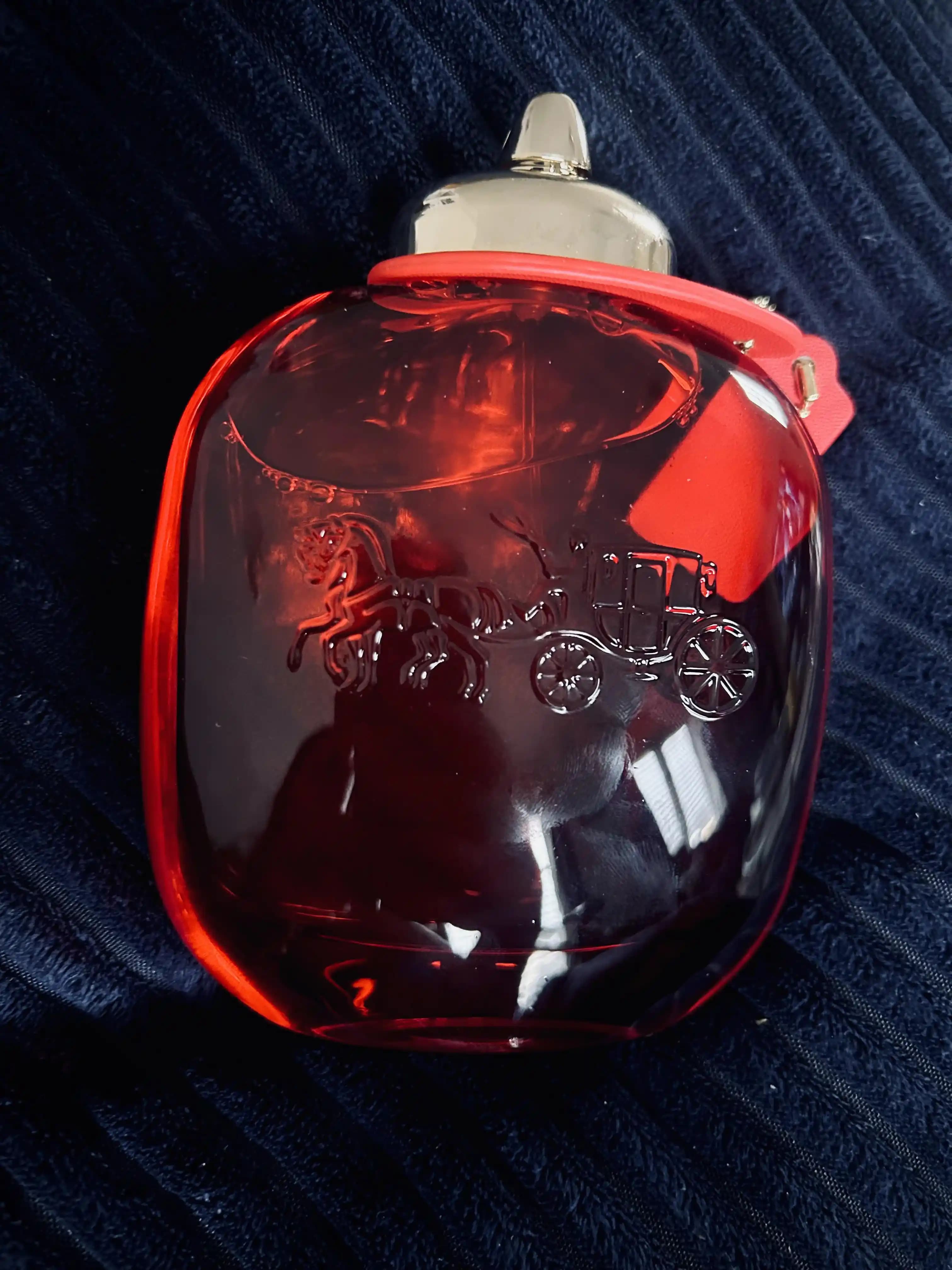 Coach Love Parfümü: Çilek ve Sedir Ağacı Notalarının Tatlı ve Odunsu Buluşması