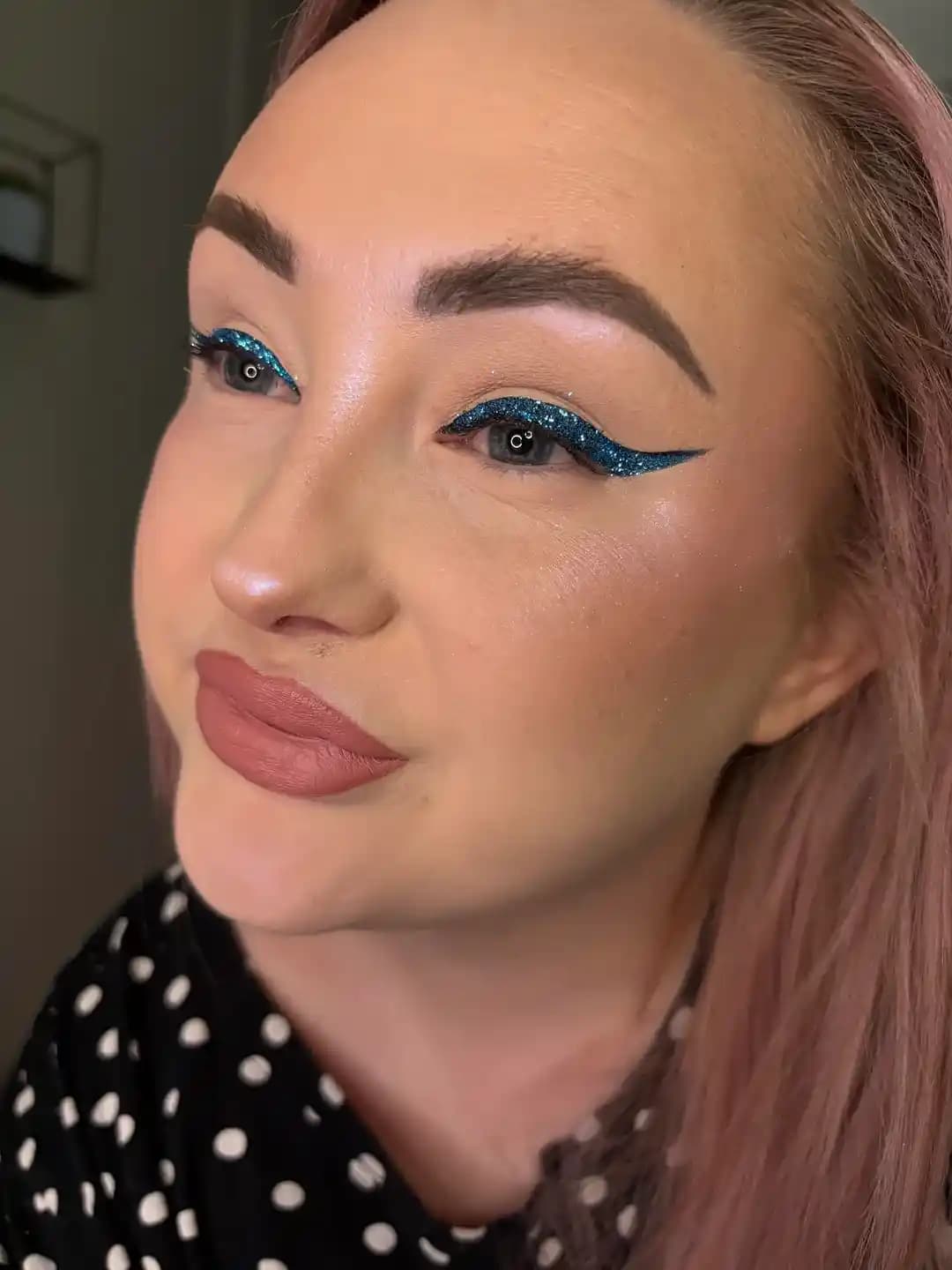 High Potential Dizisinden İlham Alan Simli Makyaj Görünümünün Yeniden Yaratılması ve Ürün İncelemesi