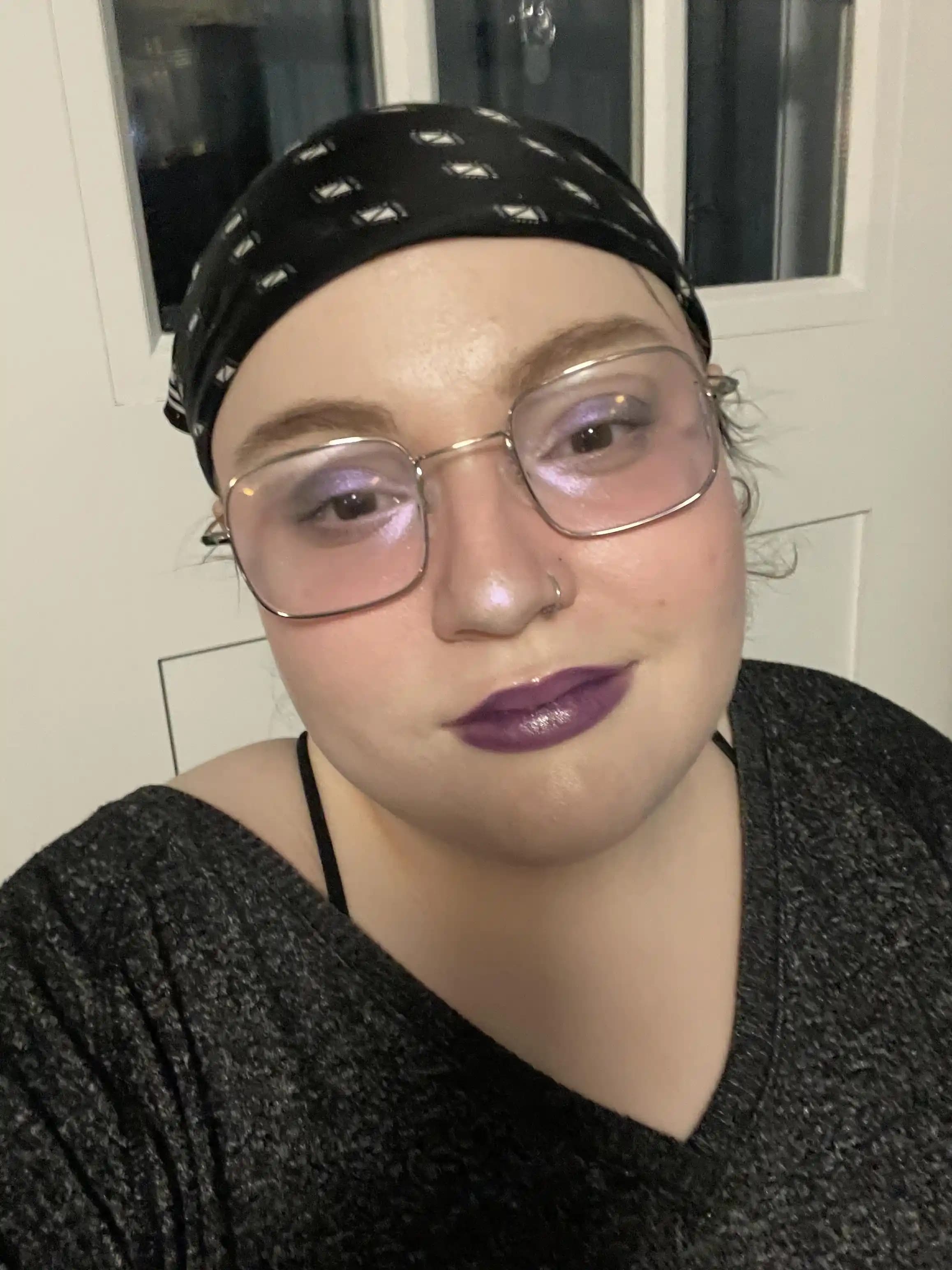 Koyu Mor Ruj ile Sabah Makyajında Bütünlük ve Etkileyici Görünüm Yaratma