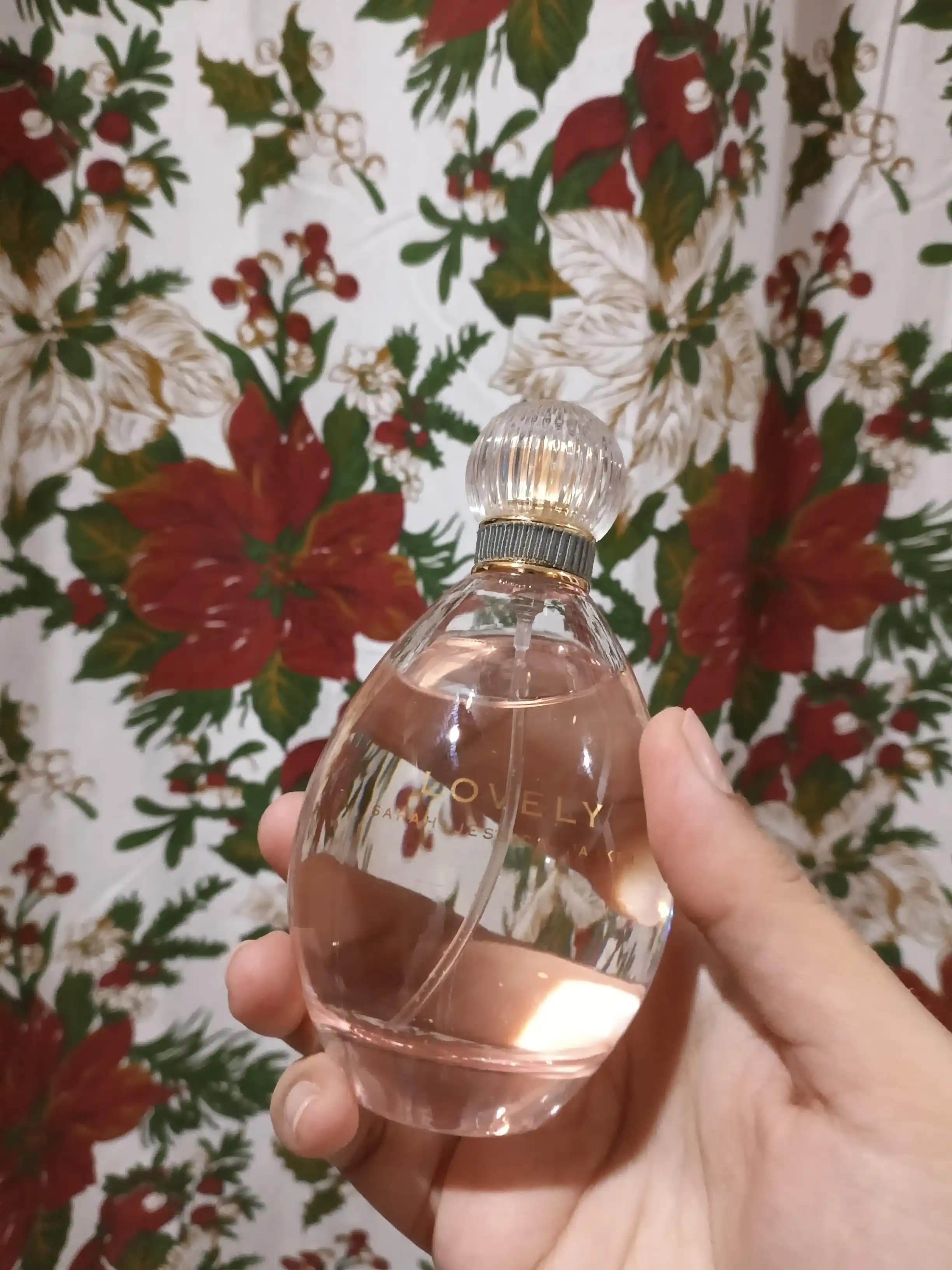 Sarah Jessica Parker Lovely Parfümü: Özellikleri, Kullanıcı Deneyimleri ve Versiyonları