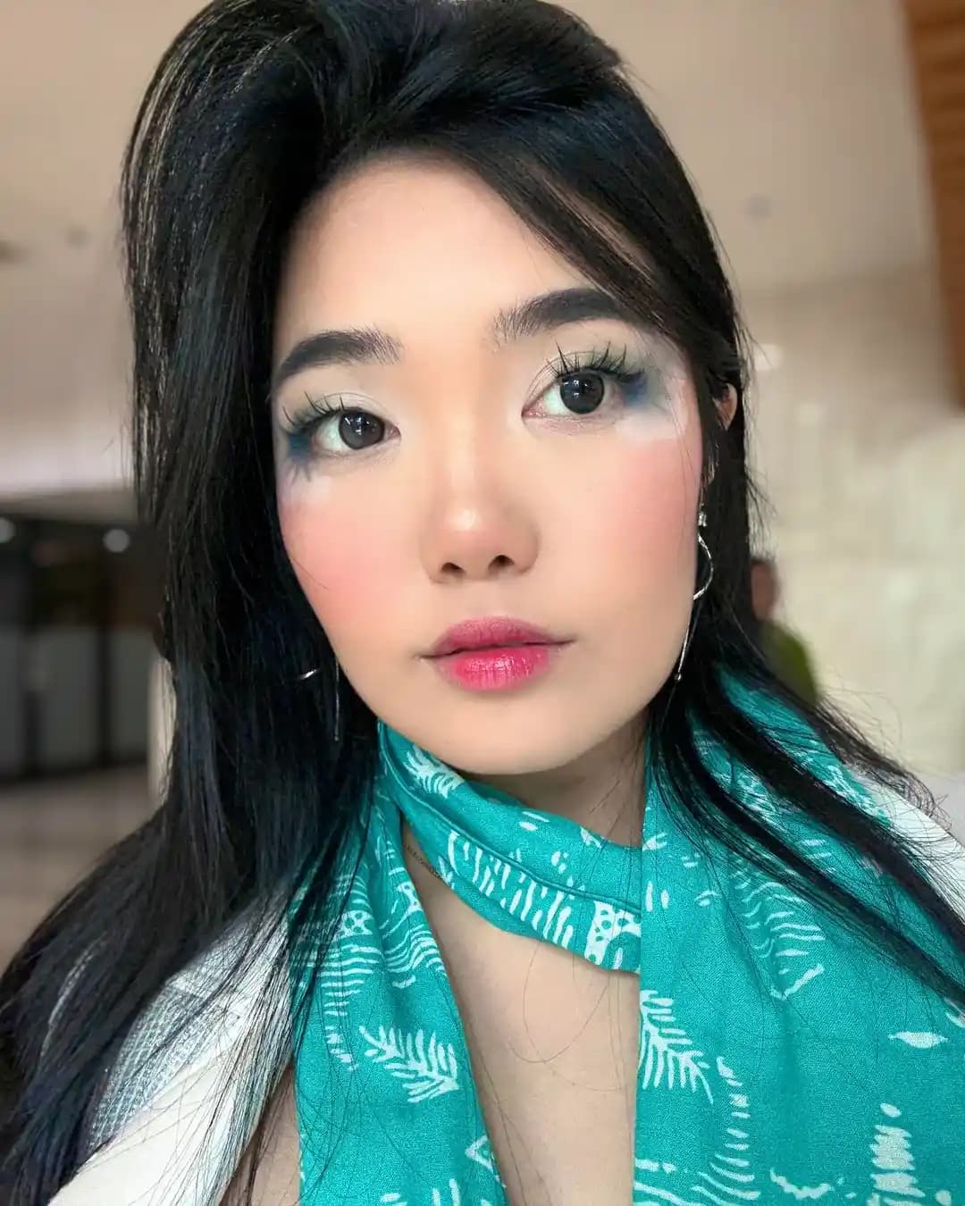 Turkuaz Makyajın Gün Boyu Kalıcılığı ve Uygulama Teknikleri Üzerine İnceleme