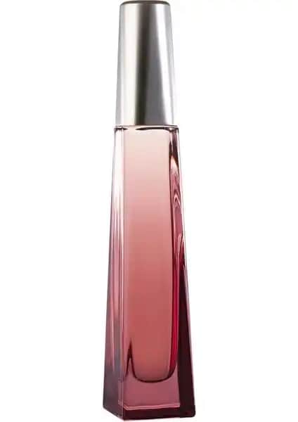 Avon Surrender Kadın Parfümü: Odunsu ve Baharatlı Aromasıyla Zarafetin Simgesi