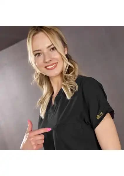 Çizgi Medikal Siyah Doktor Hemşire Forması: Konfor ve Estetiği Bir Arada Sunar