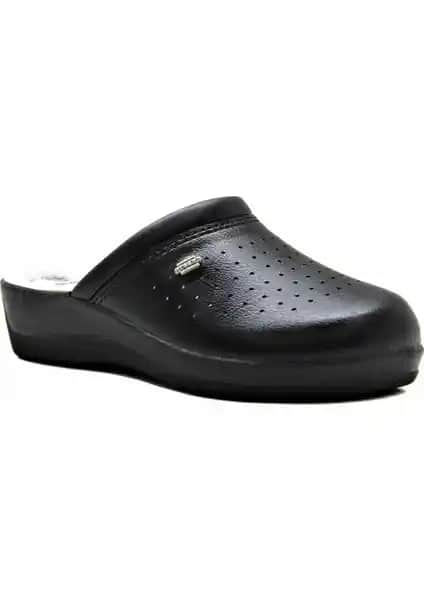 Gezer 4 Nokta Siyah Sabo Terlik: Sağlamlık ve Konfor Sunan Dayanıklı Ayakkabı Seçeneği