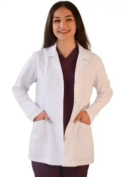 Kadınlar İçin Beyaz Laboratuvar Önlüğü Gömlek Yaka Tasarımı ve Malzeme Özellikleri