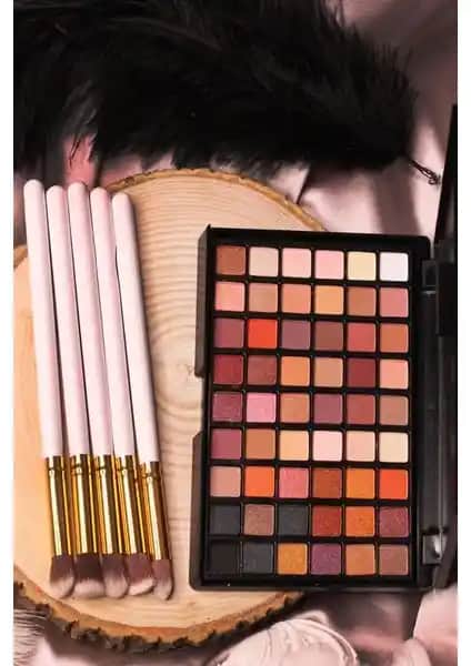 Mujgan 2'li Makyaj Seti ve 54'lü Far Paleti ile Renkli Güzellik Deneyimi