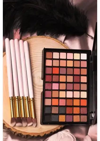 Mujgan 2'li Makyaj Seti ve 54'lü Far Paleti ile Renkli Güzellik Deneyimi