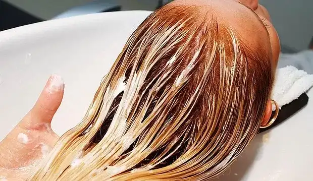 Boyalı Koyu Renk Saçları Güvenli ve Etkili Şekilde Açma Yöntemleri