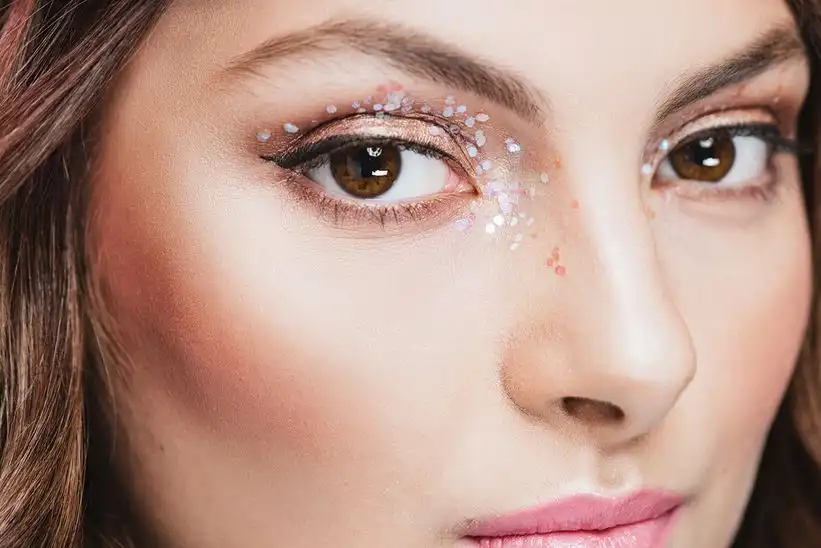 Glitterli Göz Makyajı Rehberi: Teknikler ve Renk Seçenekleriyle Çekici Gözler