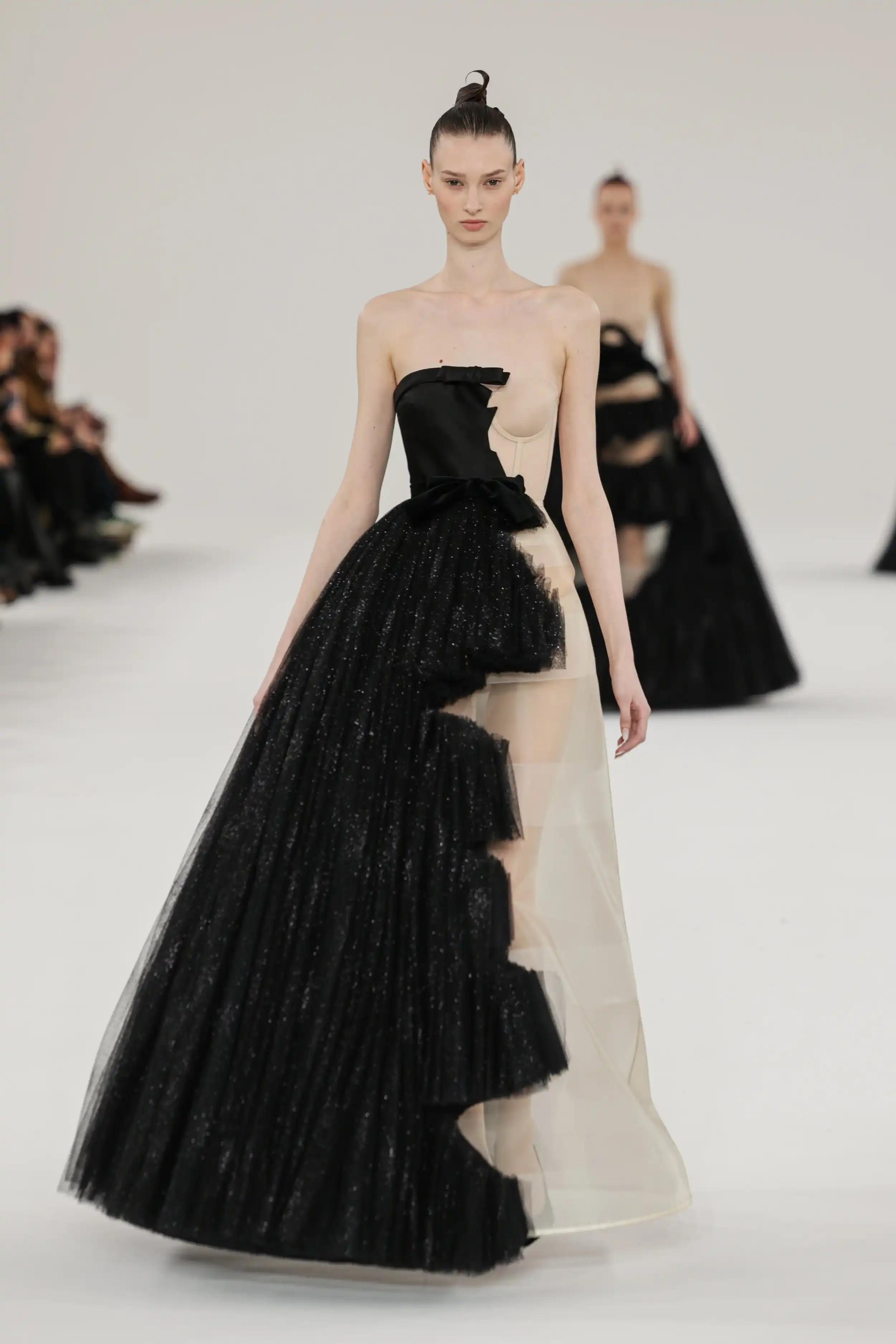Viktor & Rolf: Moda ve Sanatın Yenilikçi Buluşması ve İlham Verici Tasarımları