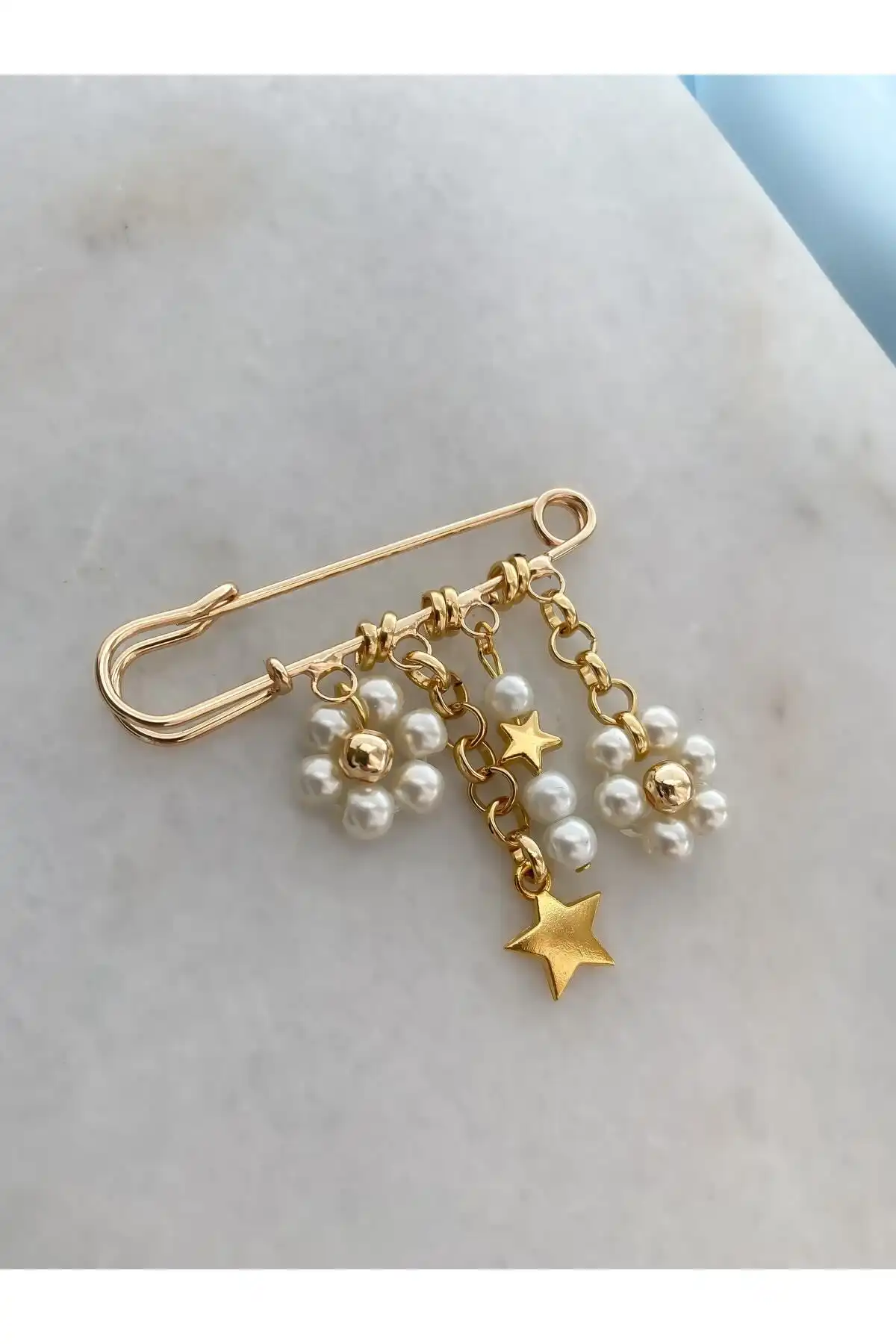 Lucky Designs ve Petek Aksesuar Broş Karşılaştırması: Tasarım ve Kullanım Özellikleri