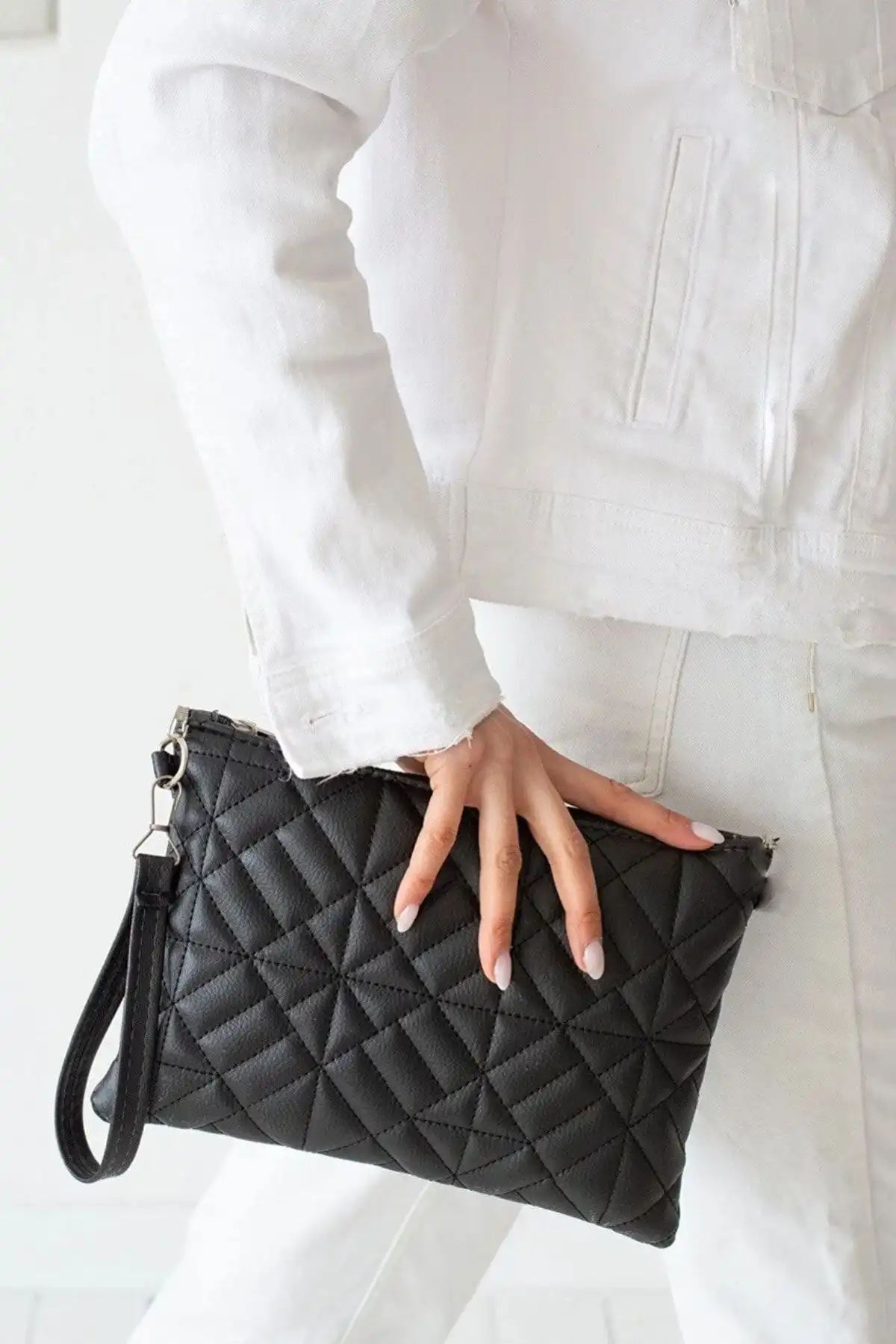 Defnella Siyah Desenli Portföy Clutch Çanta: Modern Tasarım ve İşlevsellik Bir Arada