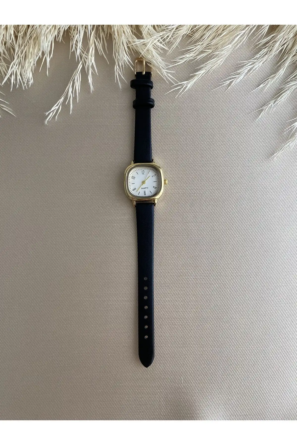 Kadın Retro Minimal Saatler Karşılaştırması: QUARTZ ve Sobce Modelleri Analizi