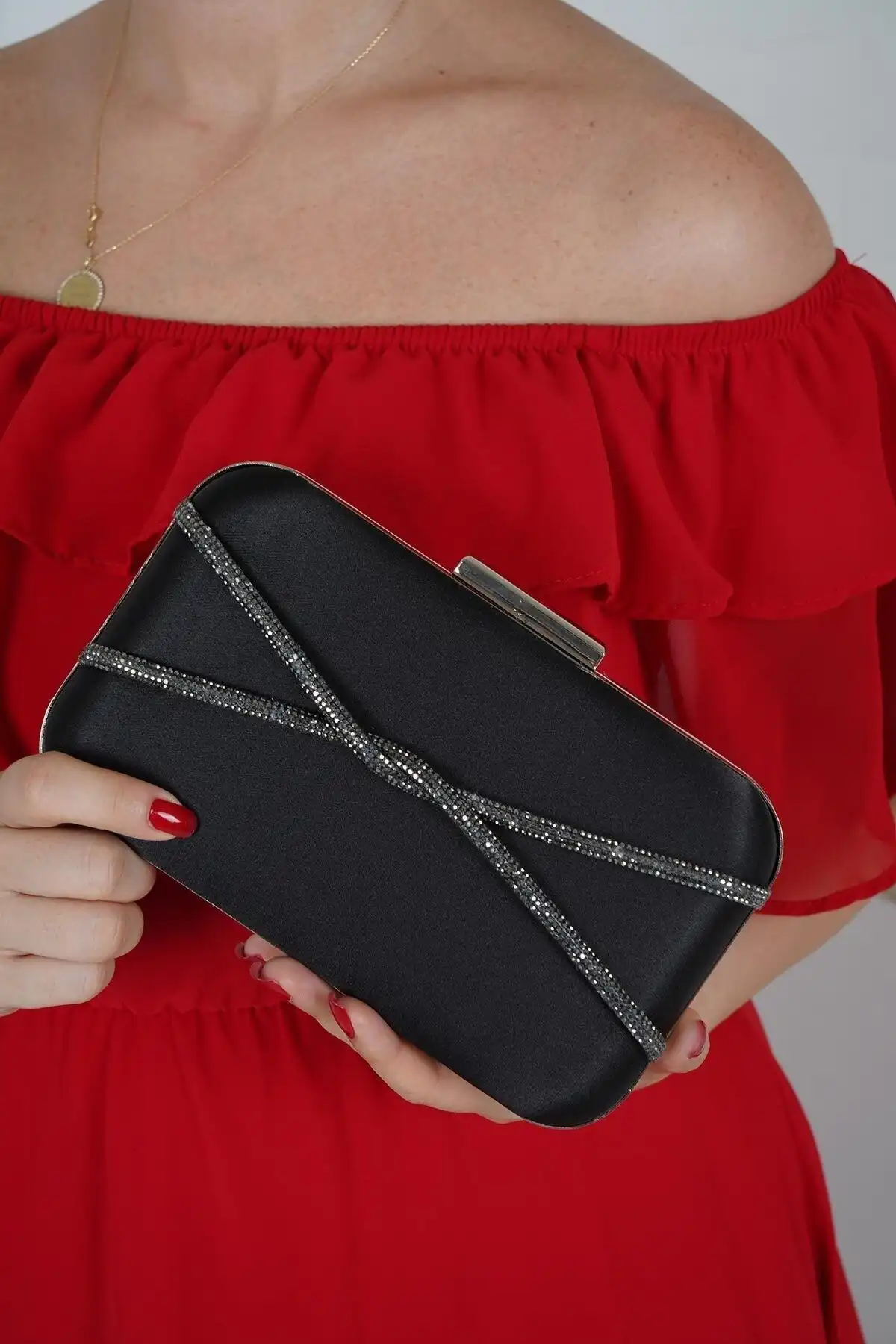 LULE BAGS ve PARKTAN Yakamoz Siyah Abiye Çantaları Karşılaştırması