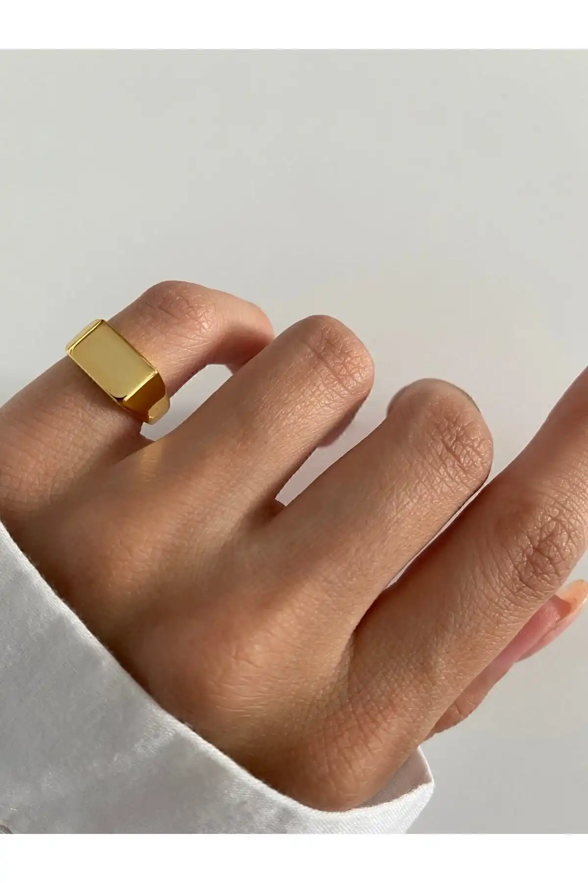 Ringbox Serçe Parmak Yüzüğü Karşılaştırması: Gold Dörtgen ve Siyah Kare Taşlı Modeller