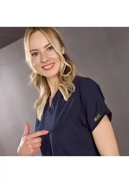 Sağlık Çalışanları İçin Profesyonel ve Konforlu Lacivert Doktor Hemşire Forması